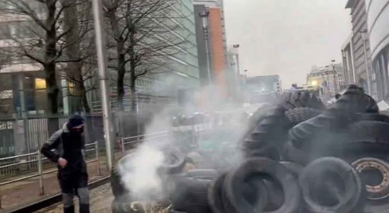 Des centaines de tracteurs envahissent Bruxelles et manifestent avant le