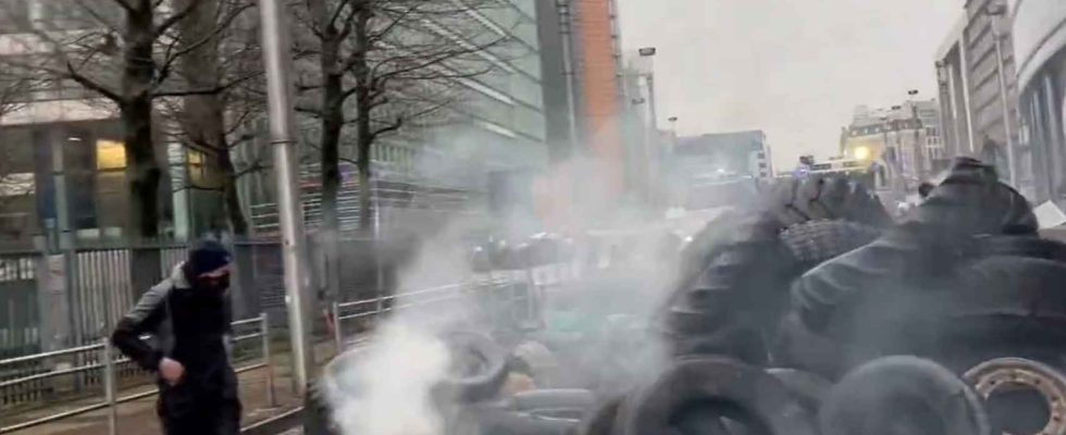 Des centaines de tracteurs envahissent Bruxelles et manifestent avant le