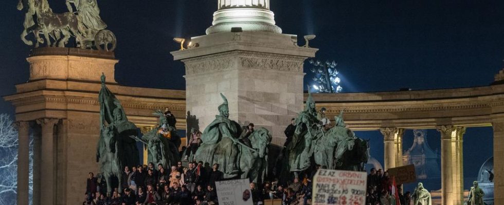 Des dizaines de milliers de Hongrois manifestent pour le changement