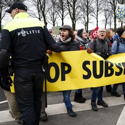 Des militants pour le climat bloquent a nouveau lA12 a