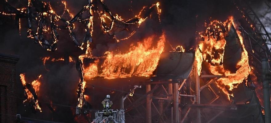 Douze blesses dans un incendie dans le plus grand parc