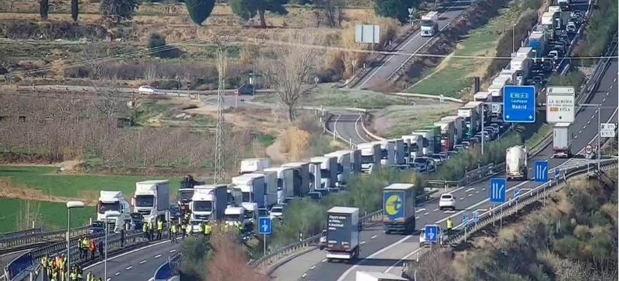 En direct Les tracteurs commencent a effondrer certaines routes