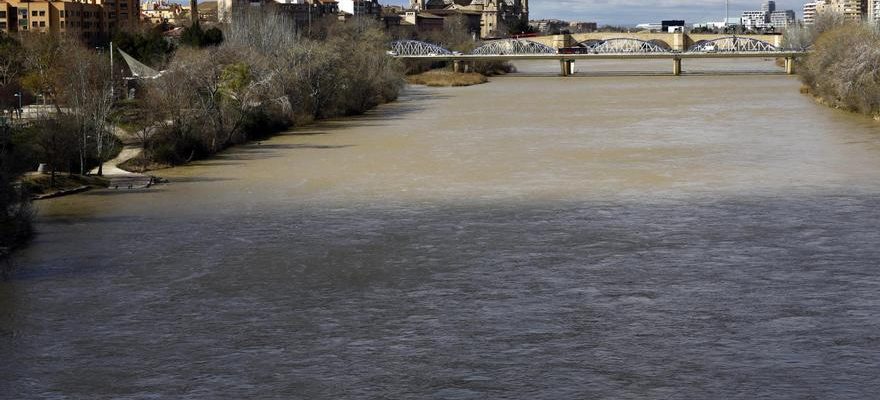 Fleuve Ebre Aragon regarde lEbre et se prepare a