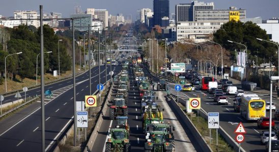 ILS SE DIRIVENT AU CENTRE Les agriculteurs entrent a