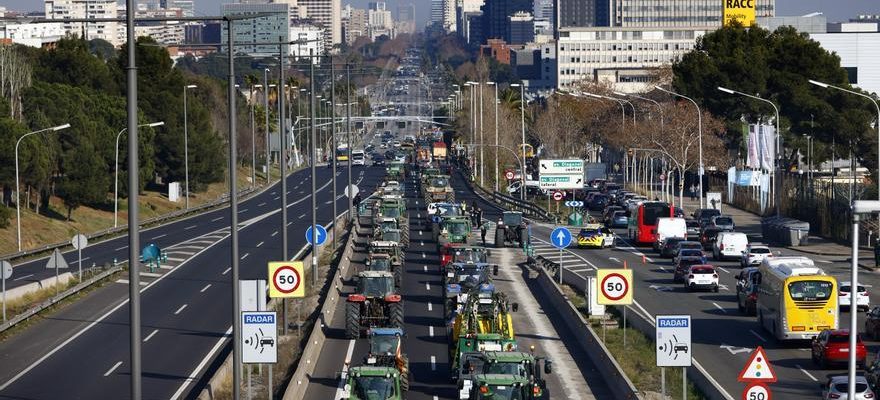 ILS SE DIRIVENT AU CENTRE Les agriculteurs entrent a