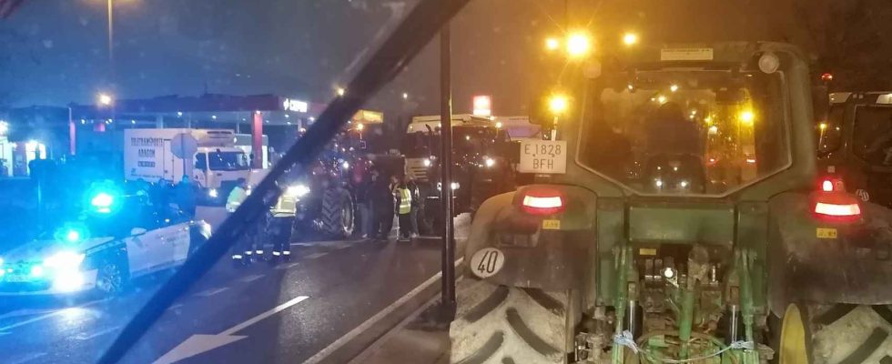 Ils bloquent MercaZaragoza et les tracteurs coupent lA 2