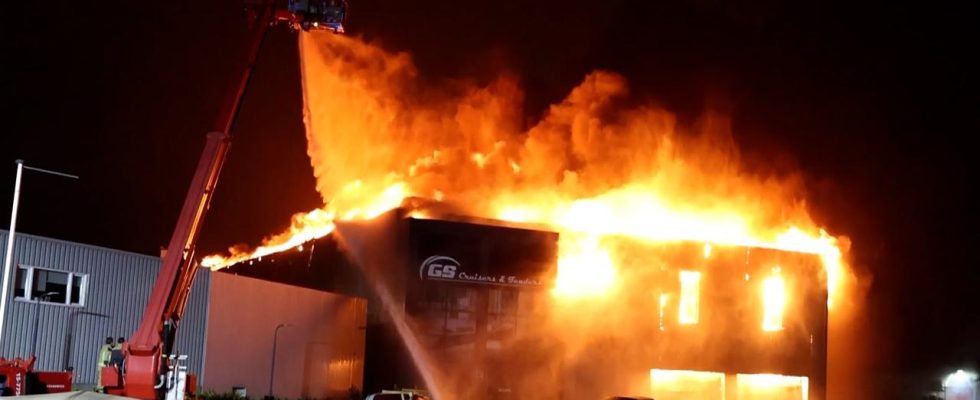 Incendie majeur dans lentreprise Poeldijk ME deploye pour eloigner les