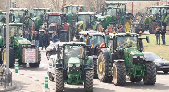 La protestation des agriculteurs sintensifie avec le blocage des routes