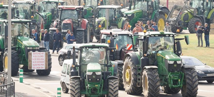 La protestation des agriculteurs sintensifie avec le blocage des routes