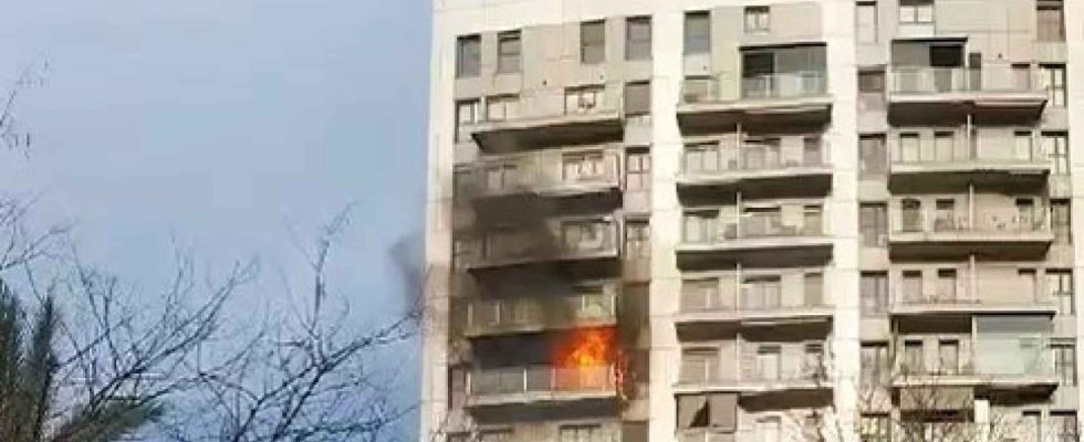 Lauvent dun etage a pris feu et de la lincendie