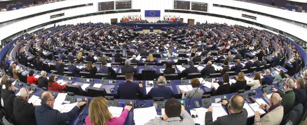 Le Parlement europeen demande a lUkraine toute laide militaire necessaire