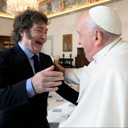 Le president argentin Milei apporte des cookies au pape pour