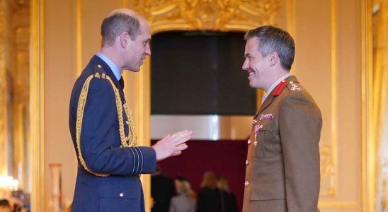 Le prince William reapparait visiblement plus mince pour devenir roi