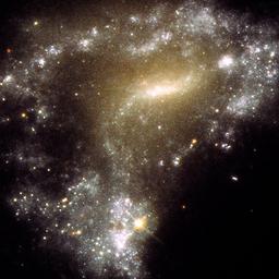 Le telescope Hubble decouvre des galaxies qui forment ensemble un