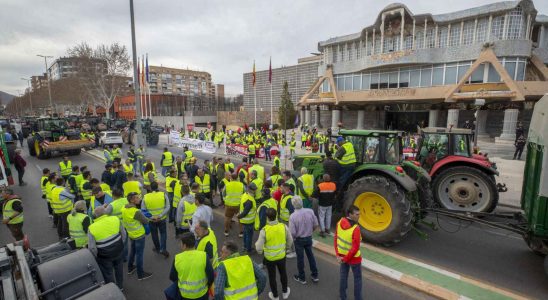 Les agriculteurs bloquent la sortie de lAssemblee de Murcie et