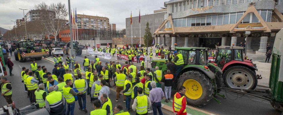 Les agriculteurs bloquent la sortie de lAssemblee de Murcie et