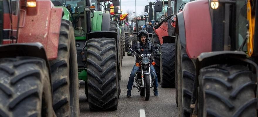 Les agriculteurs prolongent la protestation jusquau week end avec lobjectif fixe