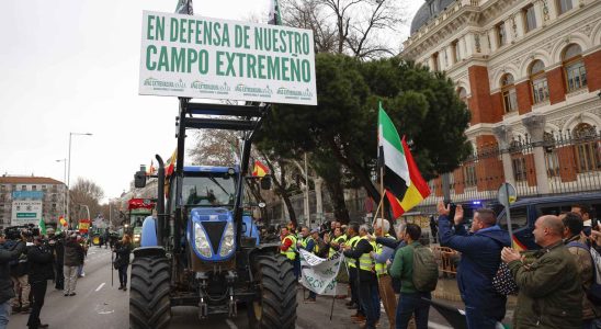 Les tracteurs arrivent au siege du ministere de