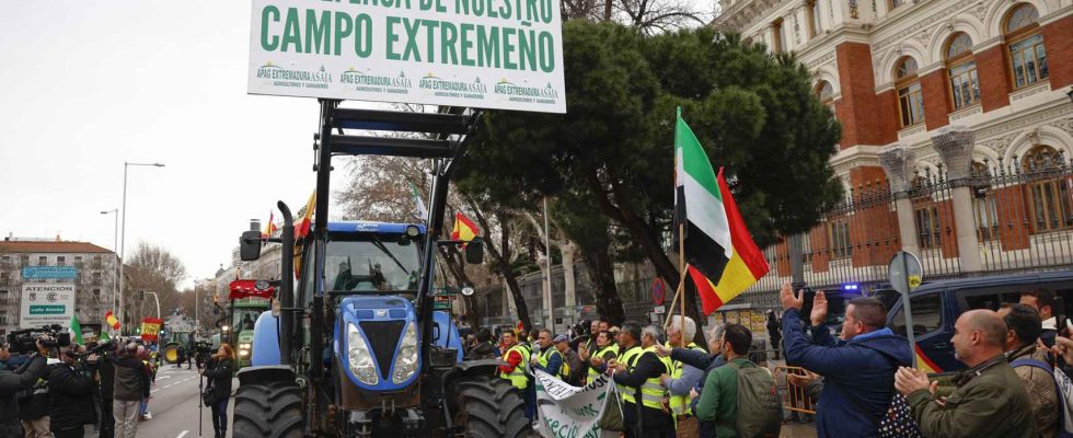 Les tracteurs arrivent au siege du ministere de