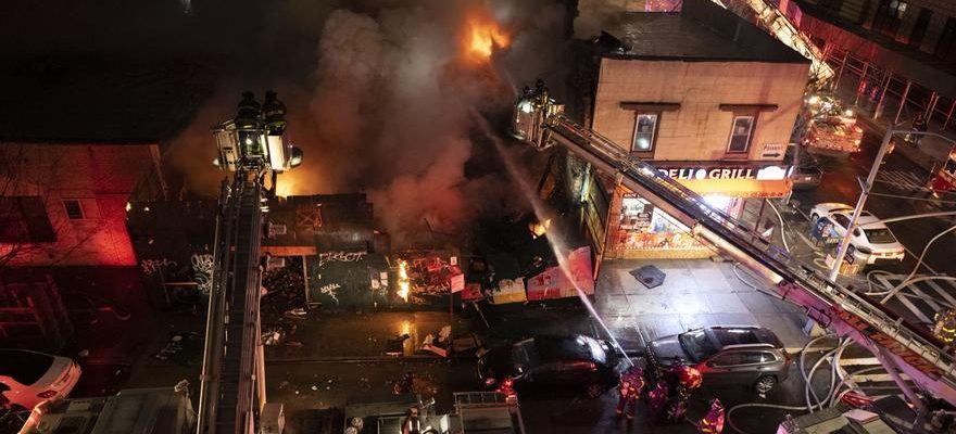 Lexplosion dune maison fait un mort et neuf autres pompiers