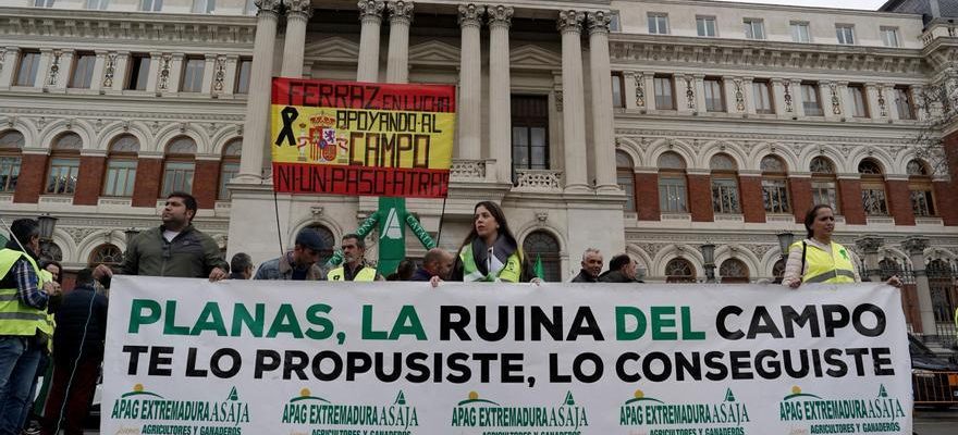 Manifestation devant le Ministere en attendant la reunion des organisations