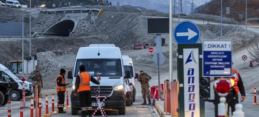 Neuf mineurs portes disparus apres leffondrement dune mine dor en