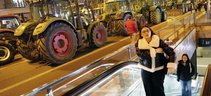 Plus de 1 000 tracteurs seffondrent dans le centre de