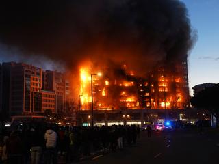 Zeker 14 gewonden bij grote brand in flat Valencia, mogelijk nog mensen binnen
