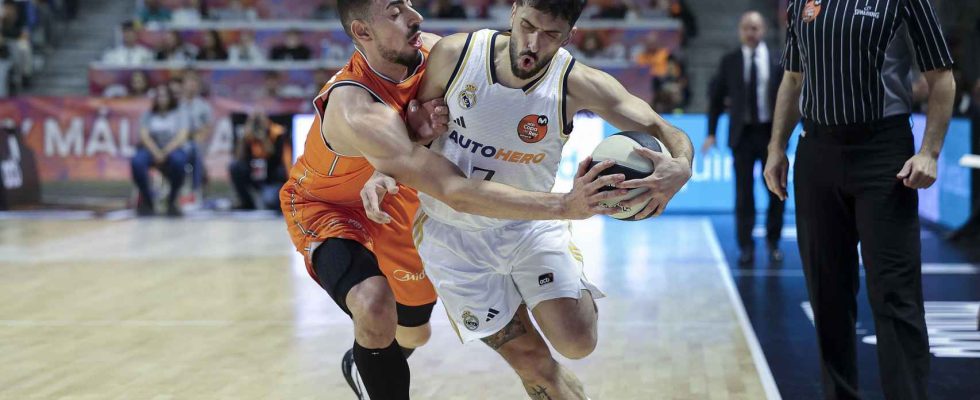 Real Madrid 95 76 Valencia Basket Un Real Madrid