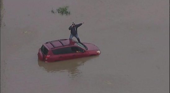 Sauvetage penible dun automobiliste coince dans les inondations de Los