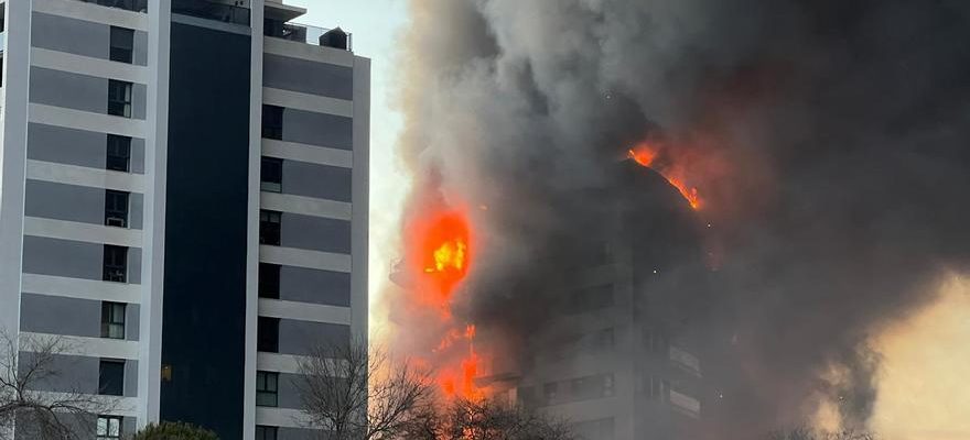 Un incendie devore un batiment a Valence