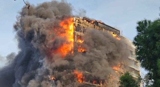 Un violent incendie devore completement un immeuble residentiel a Valence