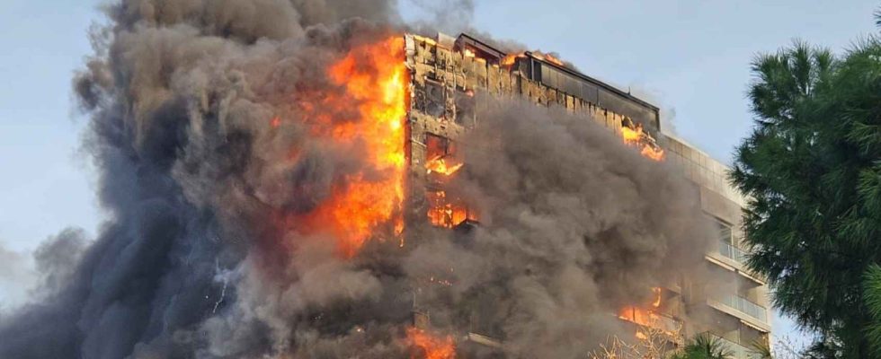 Un violent incendie devore completement un immeuble residentiel a Valence