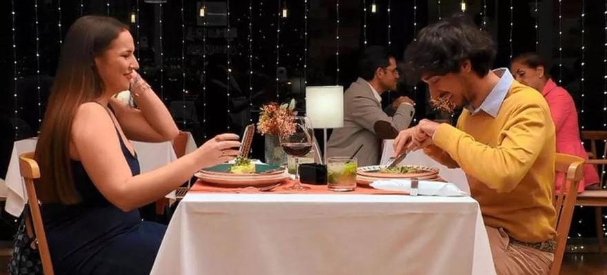 Une femme celibataire de First Dates dit a son rendez vous