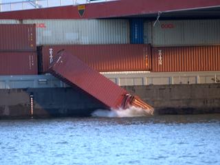 Container valt van schip na aanvaring met Willemsbrug in Rotterdam