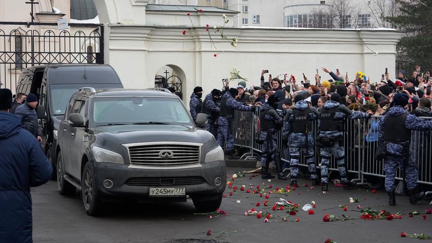 1709324632 333 Des milliers de personnes rendent un dernier hommage a Navalny