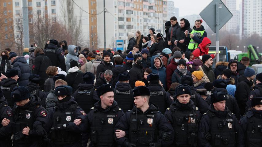 1709324632 805 Des milliers de personnes rendent un dernier hommage a Navalny