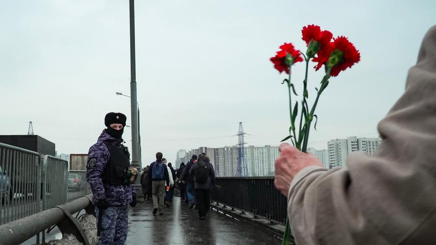 1709324632 897 Des milliers de personnes rendent un dernier hommage a Navalny