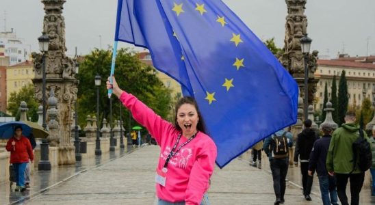 De jeunes pro europeens espagnols conspirent contre labstention aux elections europeennes