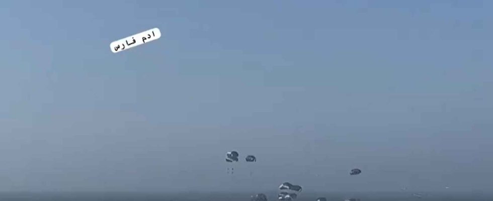 Des avions militaires americains parachutent le premier colis daide humanitaire