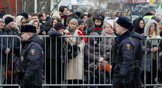 Des centaines de personnes disent au revoir a Navalny et