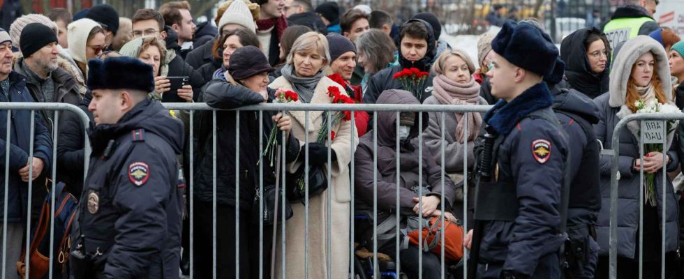 Des centaines de personnes disent au revoir a Navalny et