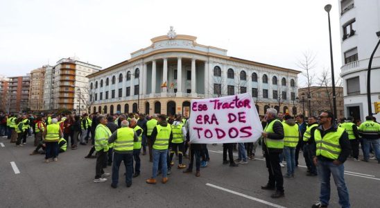 En images Un groupe dagriculteurs se rassemble devant le