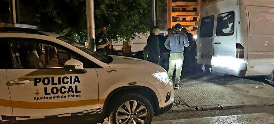 Il laisse la voiture au milieu dune rue de Majorque