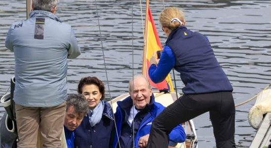 Juan Carlos Ier tres souriant part naviguer avec linfante Elena