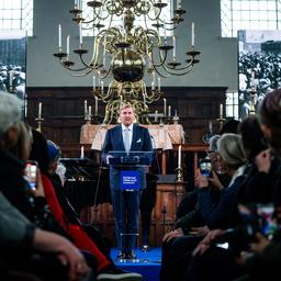 King ouvre un musee de lHolocauste a Amsterdam au milieu