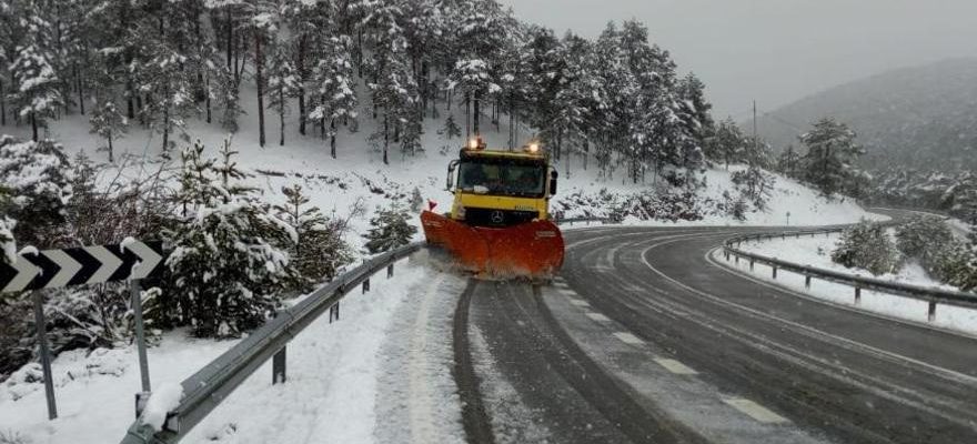 La neige oblige a fermer plusieurs routes et a conduire