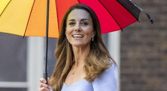La premiere video de Kate Middleton marchant avec le prince