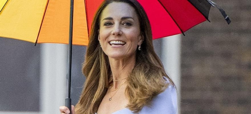 La premiere video de Kate Middleton marchant avec le prince
