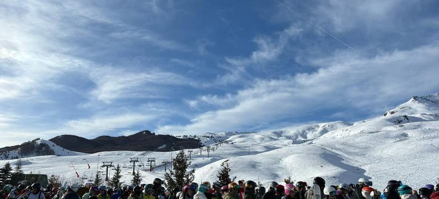 Le beau temps et la neige attirent des milliers de